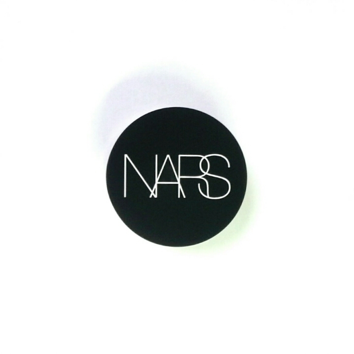 나스 컨실러는 디자인부터가 취향저격!
광이 나지 않는 맨들맨들한 검은색에 NARS 적혀있는거 너무 예쁘지 않나요..😍
