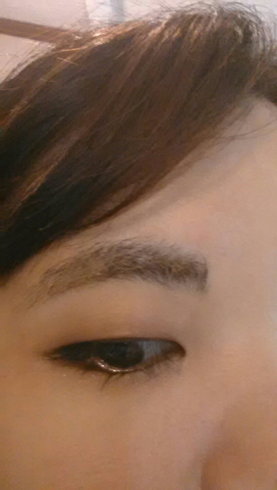 뭉친거 보이시나여? 눈썹 결 반대로 묻혀서 그래요. 처음엔 눈썹결 반대방향으로 빗어야해여. 눈썹 양쪽 다 반대로 한번씩 쓱 빗어줍니다^^ 첨에 양 많이 나올 때는 특히 더 이렇게!