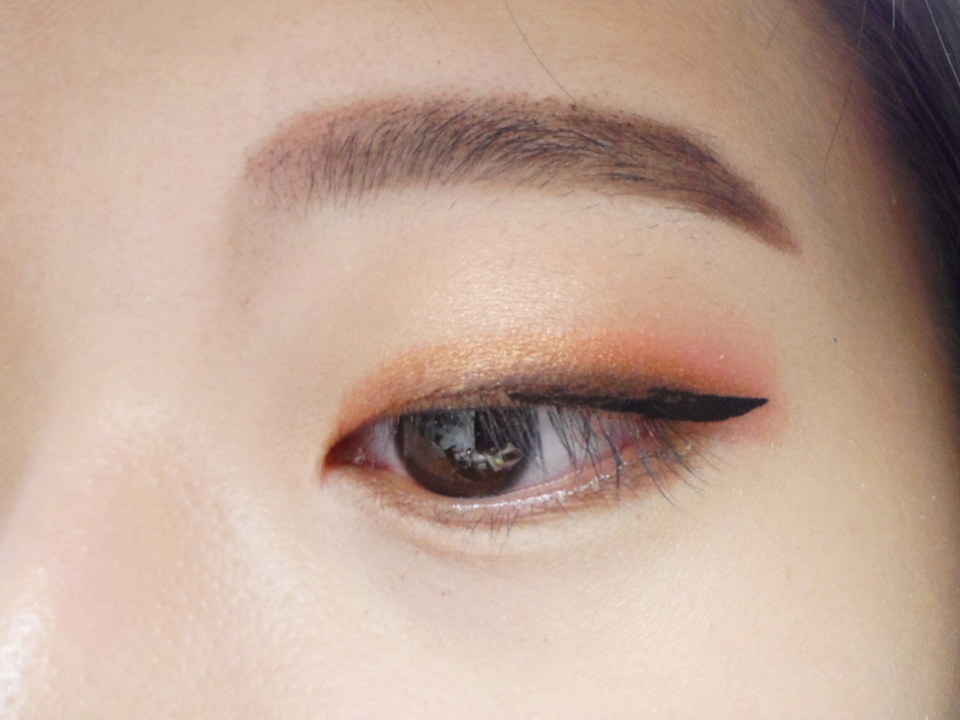 검은색 펜 라이너로 꼬리를 그려주세요. 너무 올라가지 않게 그려주시고, 점막이랑 많이 떨어지게 그려주세요!