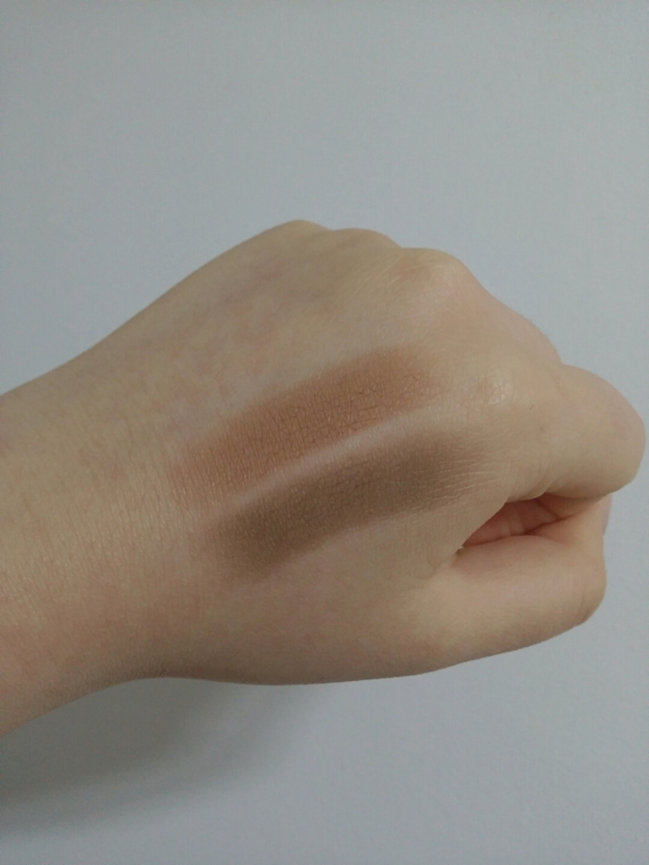 도라에몽 손 같은 통통한 손 등장!
어떤 게 브라운 컬러고, 어떤 게 그레이 브라운 컬러인지 아시겠죵?
가루날림이 살짝 있지만 가격대비 굿👍