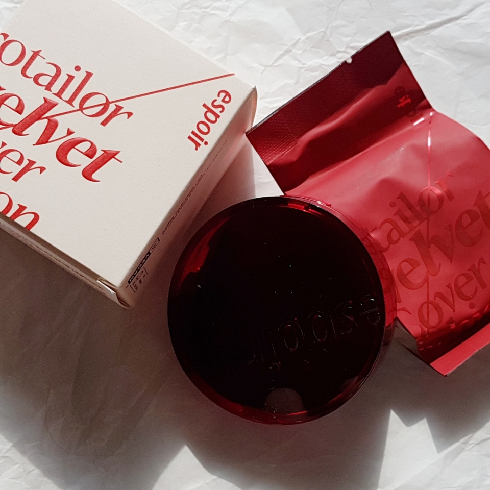 •에스쁘아 프로테일러 비벨벳 커버쿠션

비글로우, 비실크, 비파우더를 잇는 벨벳 텍스쳐가 특징적인 비벨벳 커버쿠션이에요!
구성은 한 박스에 쿠션 본품과 리필로 총 2개의 제품이 들어었어요!
​
본품은 일반적인 원형 쿠션 크기에요

