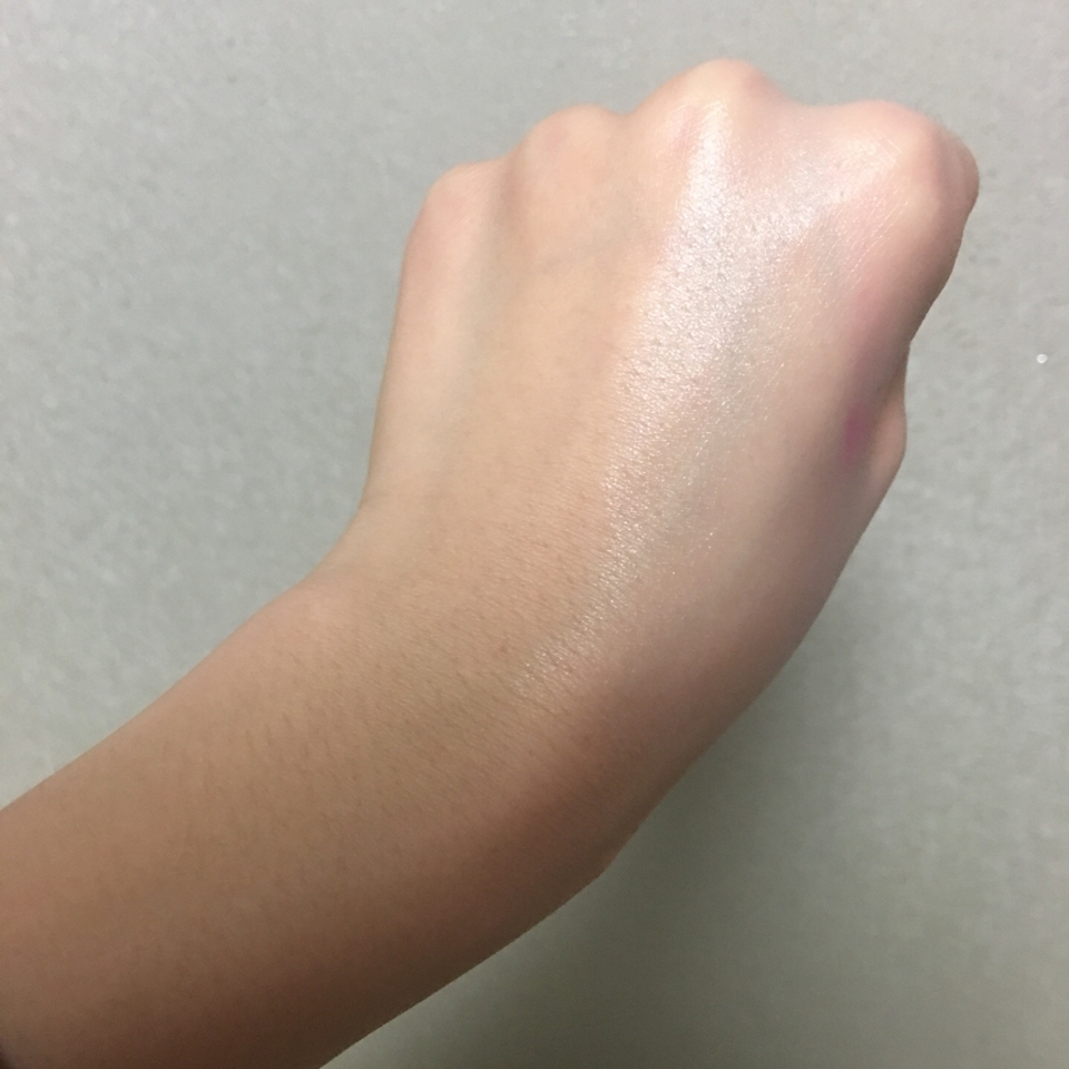 손에 오일을 바른듯~하네요!😱이것을 얼굴에 촵촵촵 ! 바르면 번쩍번쩍 윤기가 나면서 약간 하얘지면서 꿀피부가 되는것
같아용!ㅇ 근데 몇분동안 끈적임이 있어요! 파우더 처리를 하시둔가 뽀송뽀송한 팩트를 바르면 좋을 것 같아용! 😍