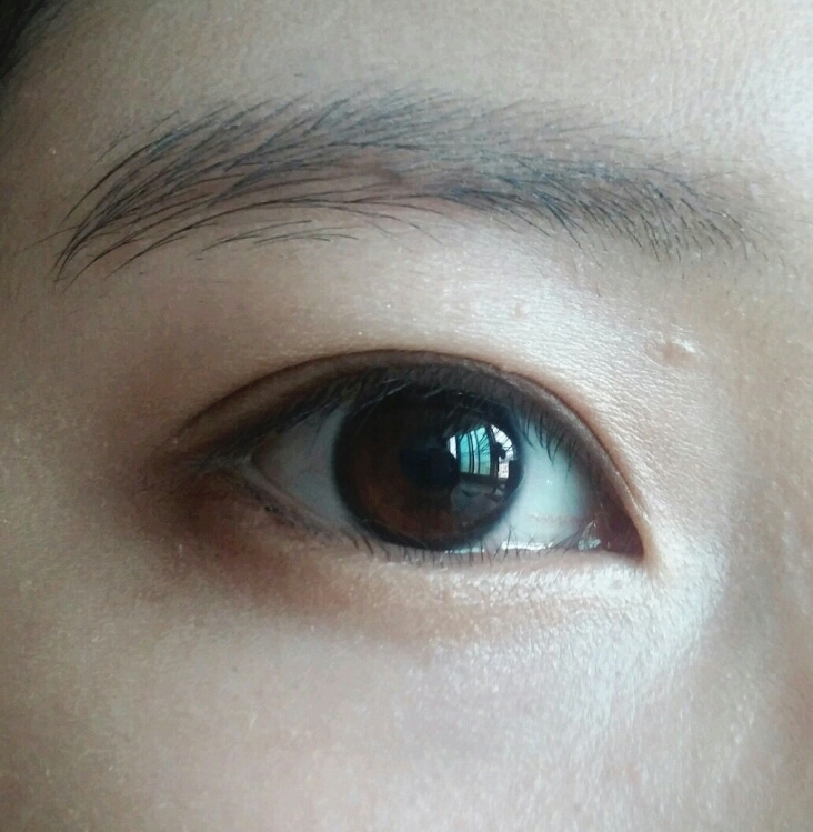 이 네가지 색상을 눈에 발라봤어요.
1번으로 눈 두덩이 전체를, 차근차근 범위를 줄여나가 2,3번을
4번으로는 쌍꺼풀라인과 눈끝을 발라주었어요!
애굣살 부분에 다시 2번을 발랐어요