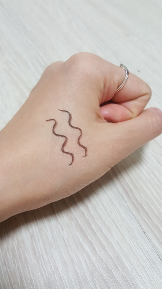 발림성도 대에박 그리고 무엇보다 색상이 브라웈컬러라
너무 강렬해보이지않아서 좋더라구요
