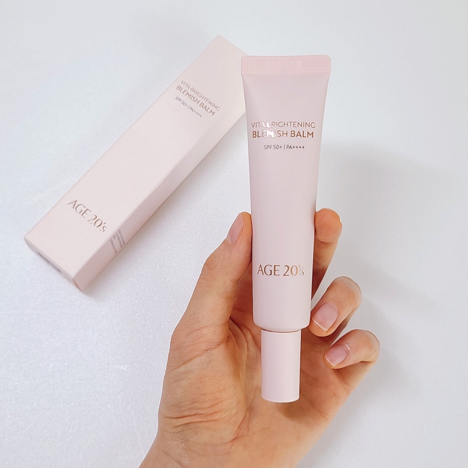 비비크림이 파데에 비해 발림성은 우수하지만, 아무래도 두껍고 답답하다는 인식이 있는 편이죠

​

AGE 20’s 비타 브라이트닝 비비크림은 두께감 제로인 초슬림 톤결커버 & 편안한 밀착커버의 제품!

​

파데보다 가볍고, 톤업크림보다는 커버력이 좋은 제품이라고 생각해 주시면 될 거 같아요😁