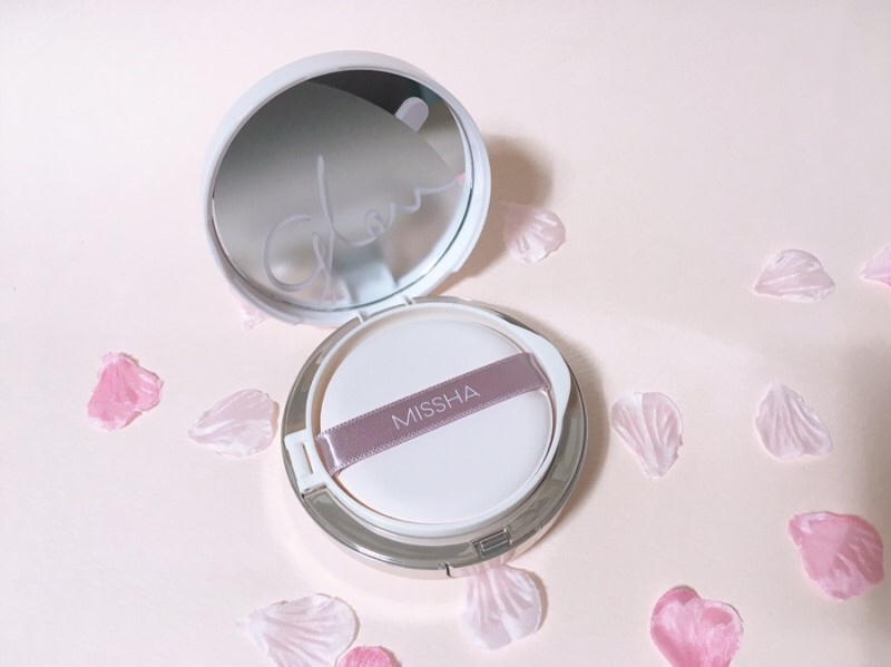 진짜 이 쿠션은 닫혀져있을 때나 열었을 때나 아쥬 예쁨... ㅠㅠㅠ

쨌든, 쿠션 자체가 두껍지않고 비교적 얇은 느낌으로 나와서 휴대하기 정말 괜찮다는 생각도 마저 들었네요 ㅋㅋㅋ