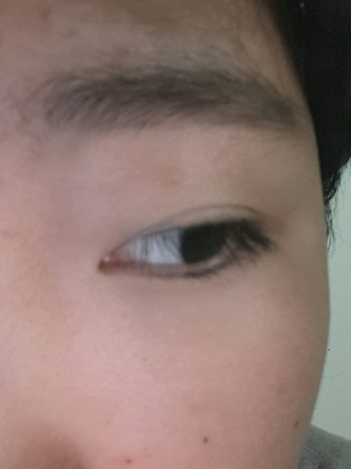 발색을 높여주기 위해 베이스 섀도우를 깔아주고 시작 할게요! 눈 두덩이 전체에 발라주세요!
※사용 제품
아리따움 모노아이즈 No.45 코지브리즈