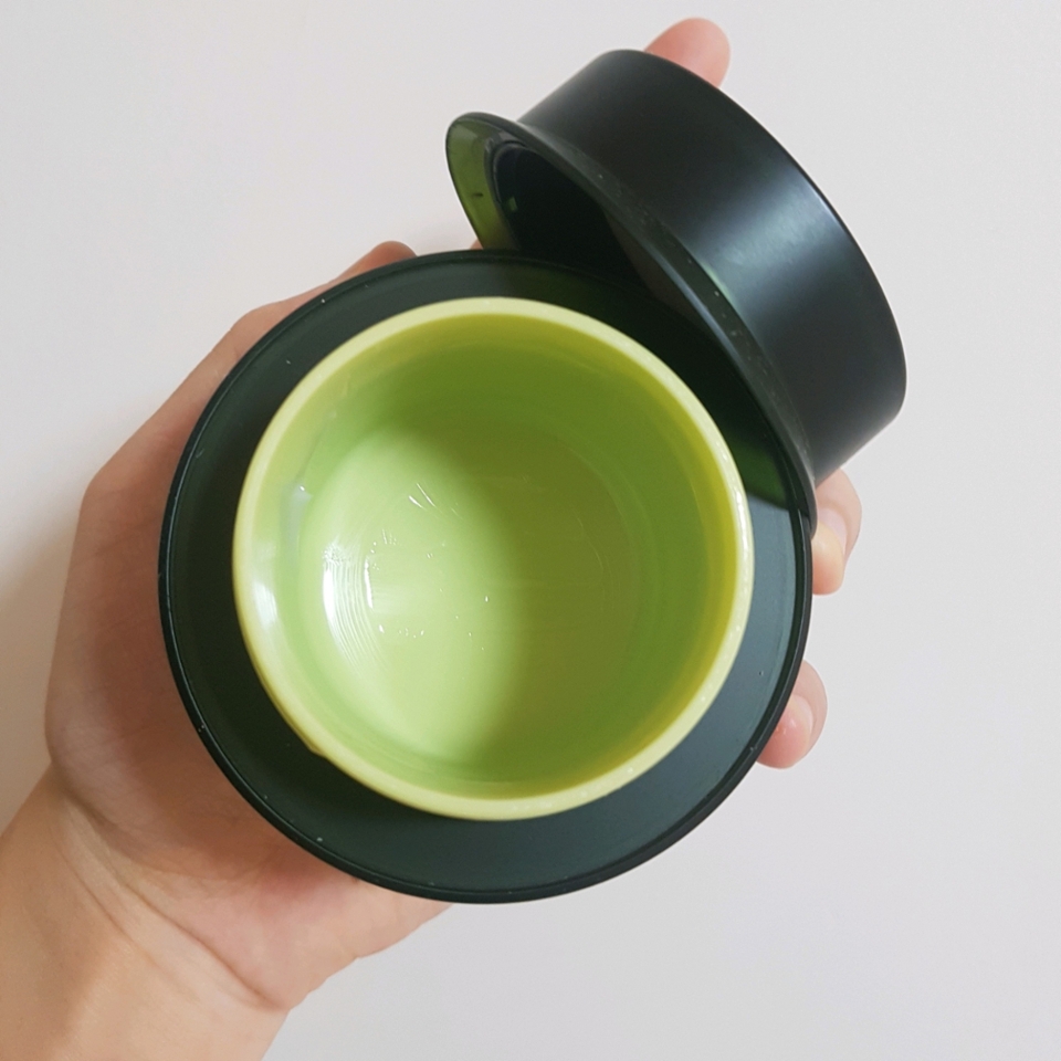 [좋았던 점] 
✔앰플, 오일 류와 섞어바르기 좋은 무난한 수분크림
 미백이나 주름개선과 같은 추가적인 기능의 성분은 없으며,주성분이 "녹차추출물"이라서 수분 및 피부 진정에 효과가 있는, 기본에 충실한 수분크림이에요. 그래서 필요에 따라 추가로 앰플이나 오일 등을 섞어바르기 좋은 크림이라고 생각했어요. 

✔성분 굿
 첨부한 화해 성분 분석표를 보면 EWG등급이 1~2로 안정한 성분으로만 구성되어 있어요😊😚 
저도 바를때 딱히 트러블이 올라온다던가 이상 반응이 없었어요! 
(참고로 전 아로마 오일류가 안 맞는 걸로 추정되는 민감성 피부에요)

✔가성비 갑 또한 가성비가 갑입니다.
 저는 한 통에 6,800원에 구매했는데요, 양이 정말 어마무시해요. 엄지손가락 한 마디씩 듬뿍듬뿍 퍼발라도 부담되지 않은 정도로 양이 많더라구요.

✔기름지지 않음
 저는 기름진 것만 바르면 오후 되면 T존 위주로 피지가 번들번들 올라오는데요, 이 크림은 기름지지 않아서 좋았어요💗 
그렇다고 막 가볍지도 않았어요! 
저 이번 겨울 이 크림으로 버텼어요😁😁
