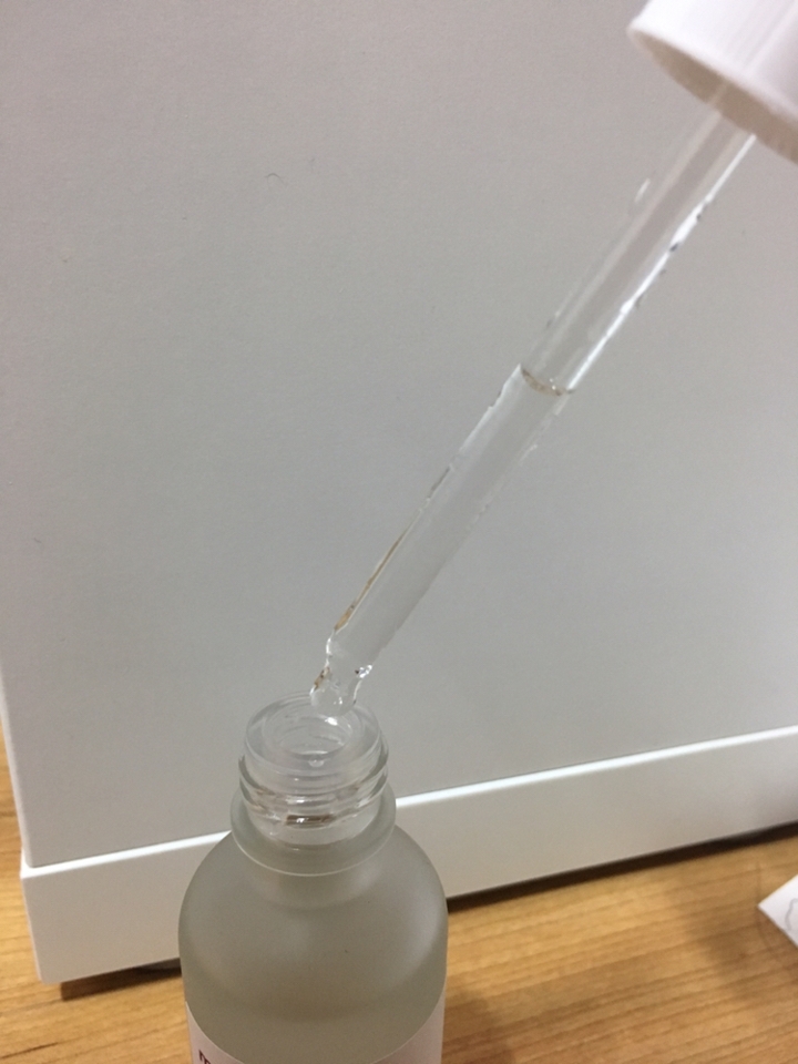 참고로 스포이드 끝이 휘어 있어요..
스포이드 끝이 휘어진건 나름 줄줄 흐르지 말라는 아이디어인 것 같기도 한데 이게 좀 약간 사용하기에 신경을 기울여야할 점인 것 같애요