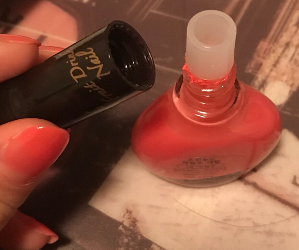 마지막으로 다좋은데 흠하나가 있어요.. 손잡이를 잡고 열려고하면 똑 떨어져요. 네일중 이런거 하나쯤은 갖고계시죠?? 저도 이런거있었는데 이거는 저 딱한번 써본거라서 거진 새거인데 요래서 의아했습니다...