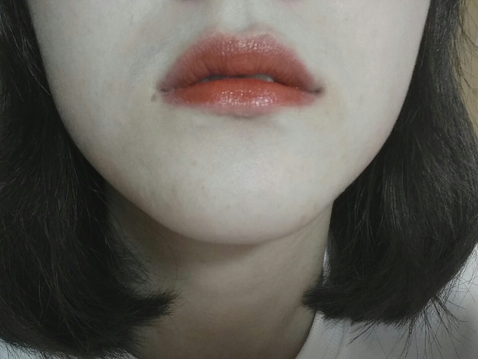 막 바르느라 그라데이션도 못넣고ㅋㅋ 맛은 있는데 딱히 좋진 않아요.. 호불호 갈리는맛? 틴트치고 연하고 틴트 특유의 지속력은 좋아서 학생분들께 추천해드리고 싶어요 (속닥속닥 사실 가격도 싸요)