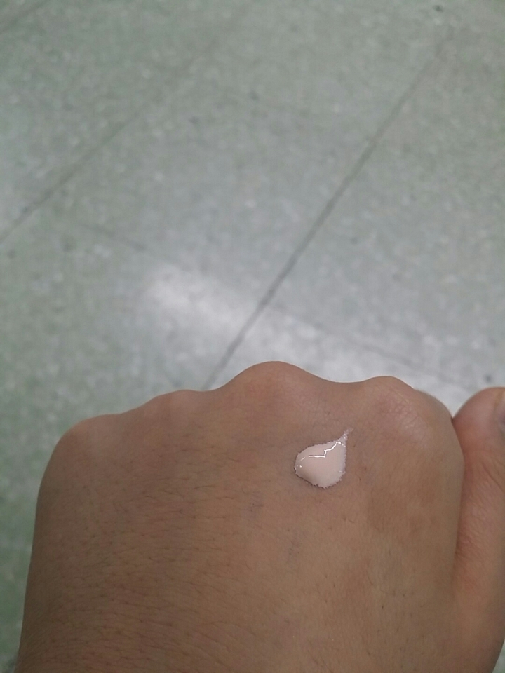 살짝만 짰어요 유분기가 되게많고 잘낄줄알았지만