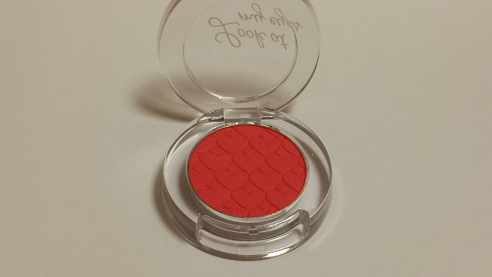 육안으로 보면 아주 짙은 핑크레드예요! 자세히 보면 아주 미세한 금펄도 들어있어용😁
눈에 쓰기엔 엄한 색이라 저는 블러셔로 사용하려고 구매했어요ㅎㅎ