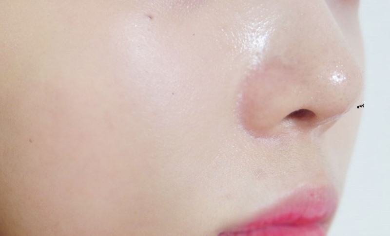 파운데이션을 바르고 12시간이 지난 후에 사진인데
입생로랑 올아워 파운데이션은
이름처럼 지속력이 정말정말 좋아요!

파운데이션을 바르고 수정화장없이
12시간이나 지난 후인데도 생각보다
많이 지워지지는 않았어요

그리고 무너짐도 뜨거나 안 이쁘게
무너지지 않고 이쁘게 잘 무너지더라구요~!

겨울에도 좋지만 여름에 사용하면
최고일 것 같은 파운데이션!

사실 25ml면 다른 파운데이션에 비해 
용량도 적은 편이고
가격도 비싼 편이라 그 점이 살짝 아쉬워요ㅜㅜ 

그래도 재구매 의사는
10000000%!!!!!
강추강추