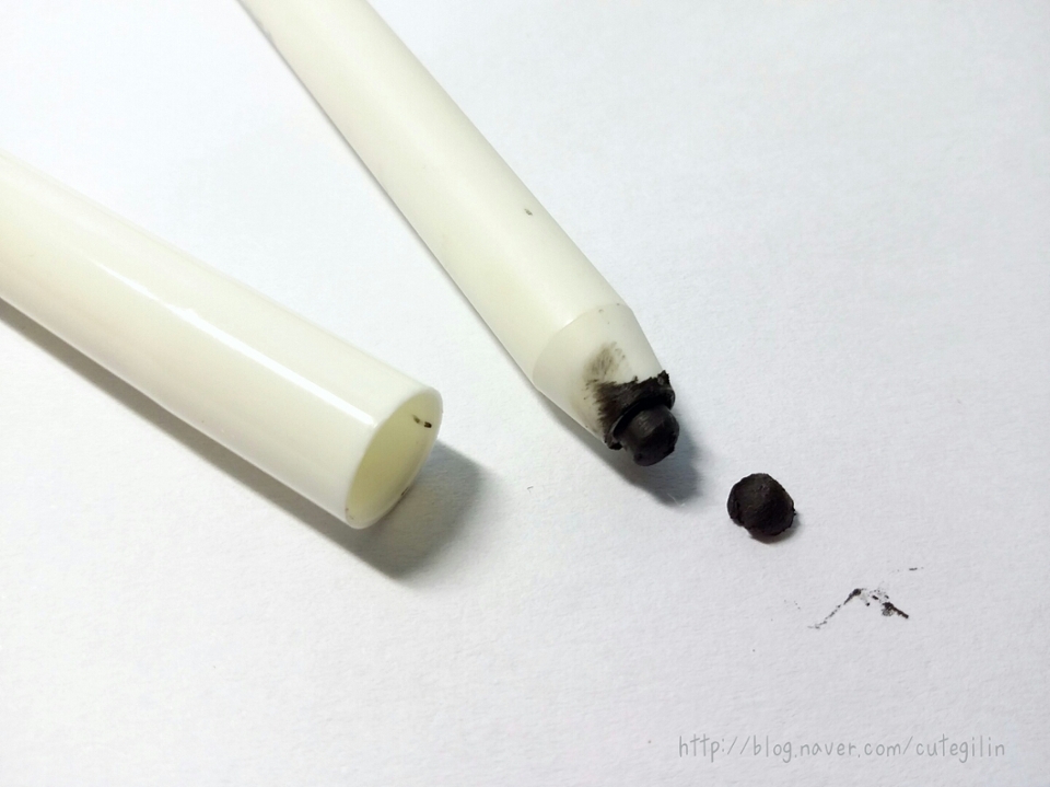 이니스프리 오토 펜슬 라이너
(1호 블랙)
정가: 6000원/ 구입처: 이니스프리

4가지 색상이 있습니다.

오토 타입이고, 내장샤프너는 없습니다.