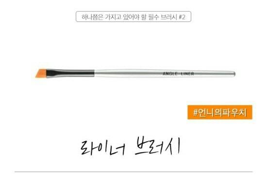 눈 위에 젤 아이라이너나 아이섀도우로 
가늘게 라인을 그릴때 사용.
눈썹을 그릴때 사용해도 OK