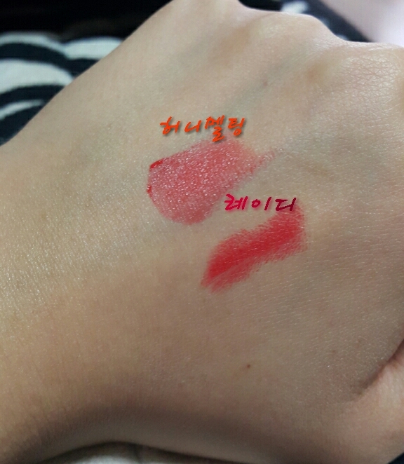 비슷한색상의 레드계열인, #아리따움 허니멜팅틴트 토마토쥬스와 #맥 레이디덴저러스 입니다. 손등에 발라보았어요ㅋㅋ 