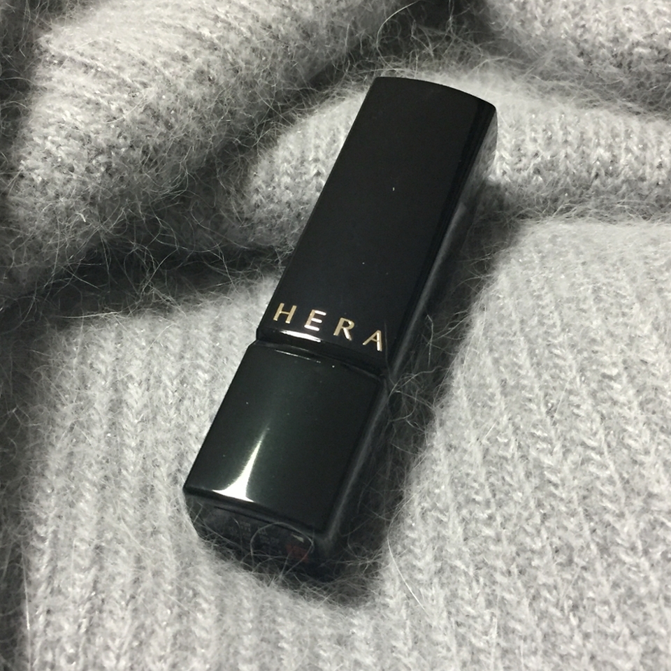 드디어 본모습을 !!! 블랙유광 플라스틱 케이스라 지문 묻은게 잘보였어요 

HERA 는 음각이 아닌 튀어나와있어 쉽게 지워질 것 같진 않아요



