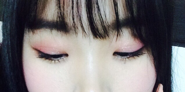 

애굣살 부분은 에뛰드 아이보리 아기별을 발랐구요, 언더 삼각지점을 에뛰드 시럽빼고테이크 아웃으로 채워주면 끄읕!! 


