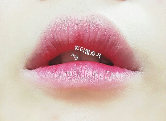 립은 자기입술색이랑 가장비슷한색으로 해주세요.
저는 핑크로 했어요.그라데이션해서발라줍니다.자연스랒도록 경계지지 않도럭 발라주세요 