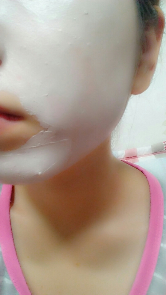 얼굴에 얇게 펴발라준 모습입니다.
촉촉해보이나요? 매끈매끈하게 발리는 타입이어서 좋아요. 바르기도 편하구.. 팩 브러쉬 없이도 균일하게 발리는 편이에요.