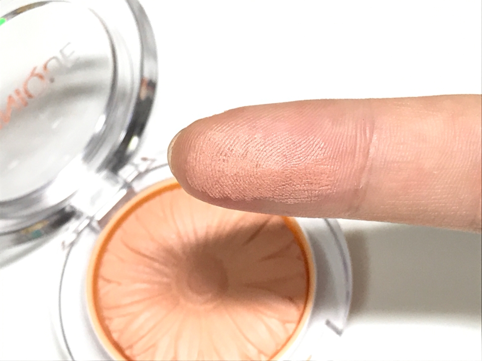 손으로 쓱 문질러보면 파우더가 정말 곱다는게 느껴지더라구요

왜 맑게 발색이 되는지 알것 같아요 ㅎㅎ 
되게 단단한 텍스쳐인데 신기하게도 가루날림이 거의 없어서 좋았어요