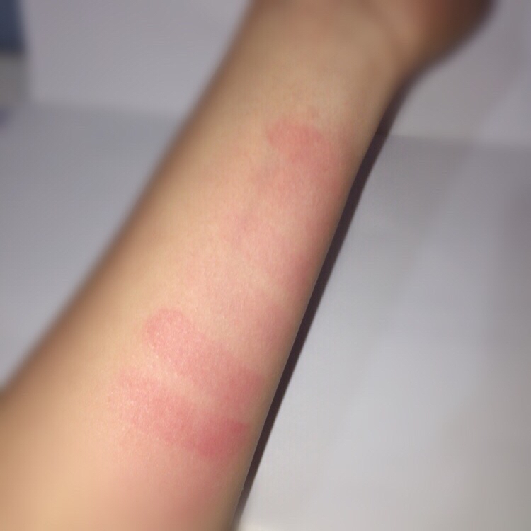 빡빡 닦아내었습니다
닦아내도 착색이되어 아직남아있는데요
립스틱치곤 유지력이 좋아요