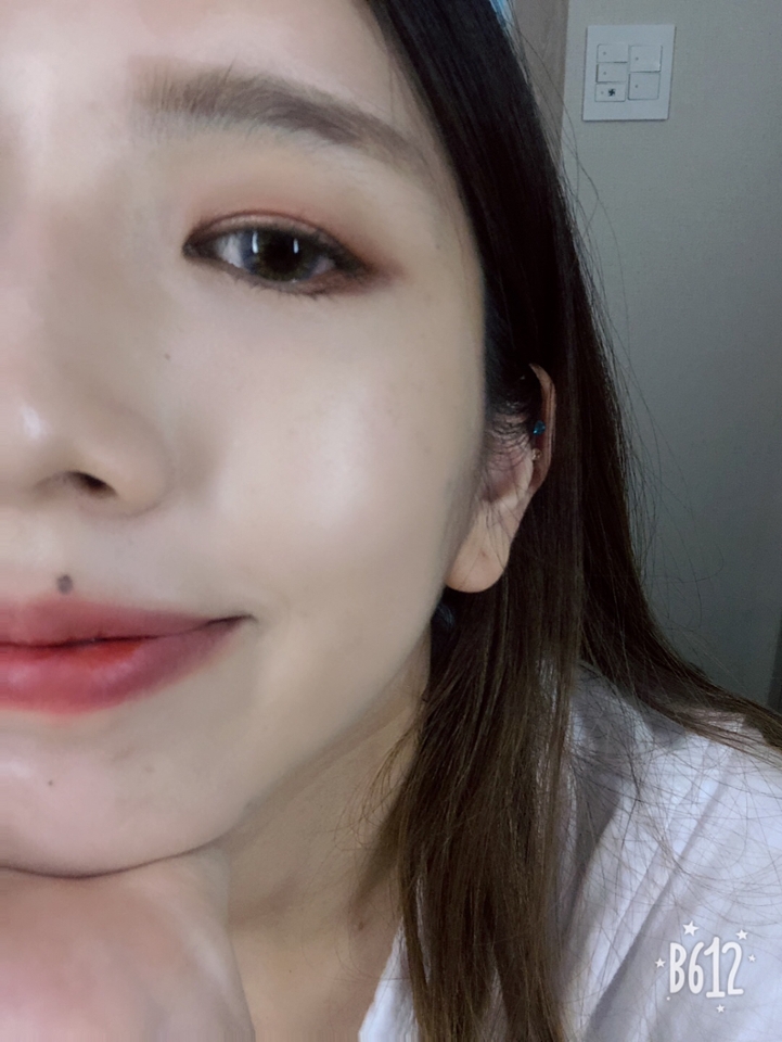 한쪽은 헤라의 UV미스트쿠션을 바른쪽이에요! 
바르고나면 도자기 광처럼 부드럽게 윤광이 돌아요!!

일주일 이상 사용해본 결과 엄청 폭염이었는데도 
땀이 많이 났는데 피부가 굉장히 오랫동안 버텨주었어요!
무너짐이 있더라도 지저분하게 무너지지 않았어요 ~! 
저는 개인적으로 블랙쿠션보다 이번 신상 UV미스트쿠션이
더 좋아요 💜💜💜
밀착도 너무너무 잘 되고 잡티도 부드럽게 커버까지 되어서
정말 강추입니다. 