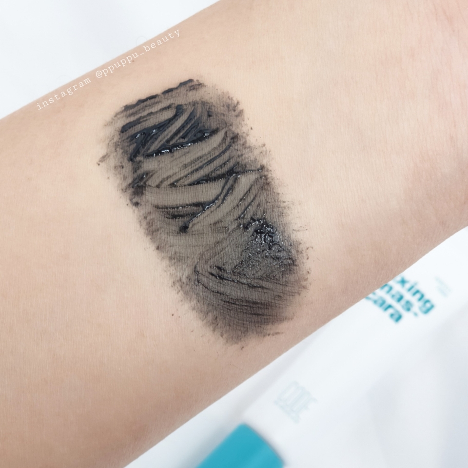 
✔ 픽싱 마스카라 퍼펙트 픽서
이 제품의 장점은 하얀색이 아닌 묽은 블랙 컬러라는 거에요!
하얀픽서들은 꼼꼼한 마스카라가 필수인데 이 제품은 단독으로 바르면 자연스럽게 마스카라 한것처럼 또렷해져요!!
