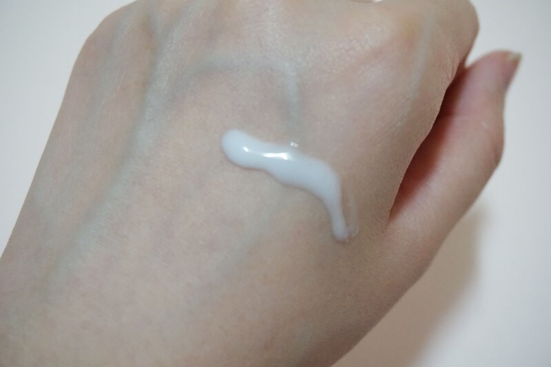 두유 로션은 흰색인데 촉촉하고 로션 바를때 부들부들한 느낌이 많이 들어요 다 바르고 나면 볼이 말캉말캉한 기분이 들정도 였어요
같이산 친구는 지성타입인데 보습은 좋은데 시간이 지나면 기름지는 기분이라고 하더라구요 여름보다는 겨울에 사용하기 좋다고 해요