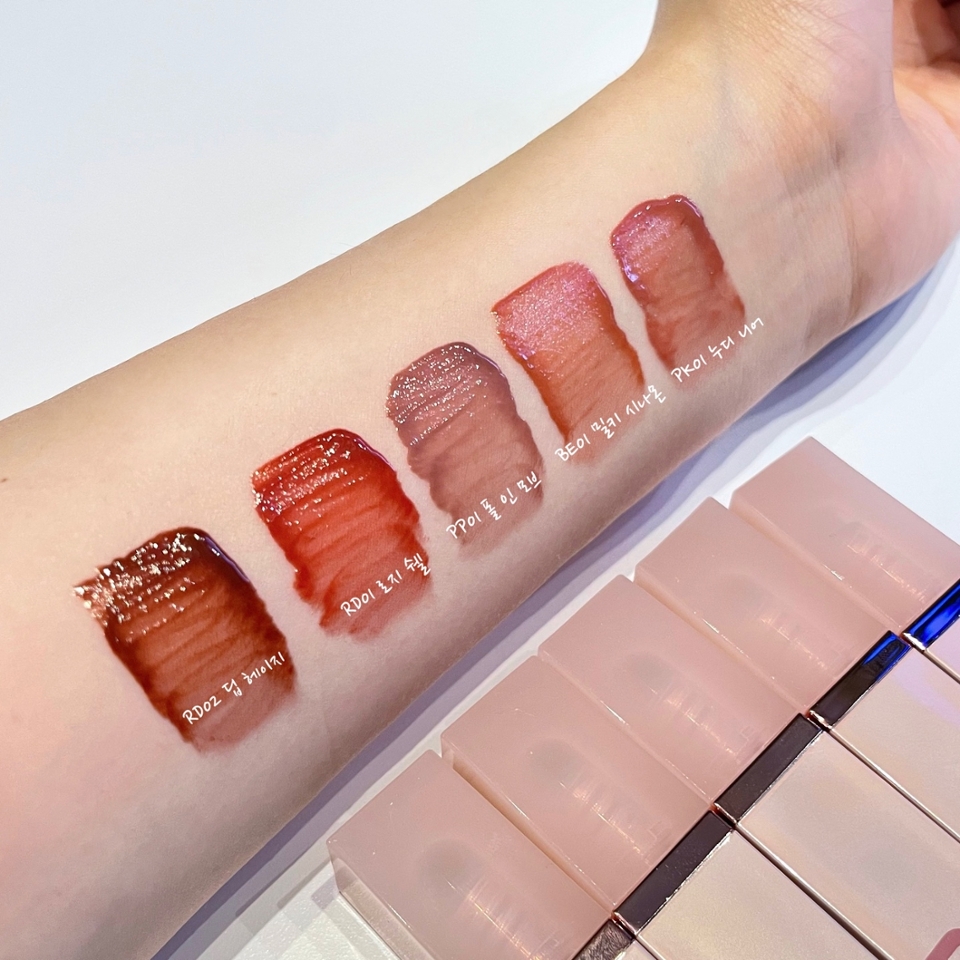 요렇게 2022 F/W 글로우 베일 틴트 전컬러를 손목에 발색했을 때 모습인데요 

​어떤가요 웜쿨 모두 사용가능할 수 있는 컬러감과 다른 브랜드에서 보지 못한 그런 색감들이 많아서 너무 좋았어요❤️

​