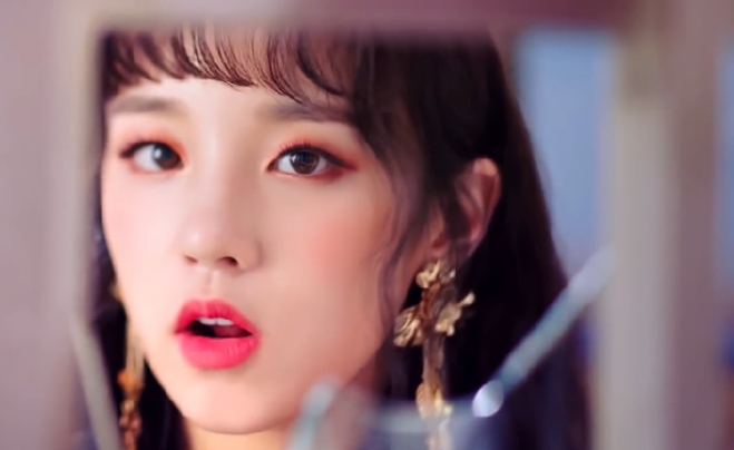 얇은 쌍커플로 순딩순딩한 눈매의
우기도 요렇게 매혹적인 눈매로 *.*

붉은 버건디컬러와 자몽에 쉬머한펄 잔뜩 !
요 메이크업 보여드릴게용