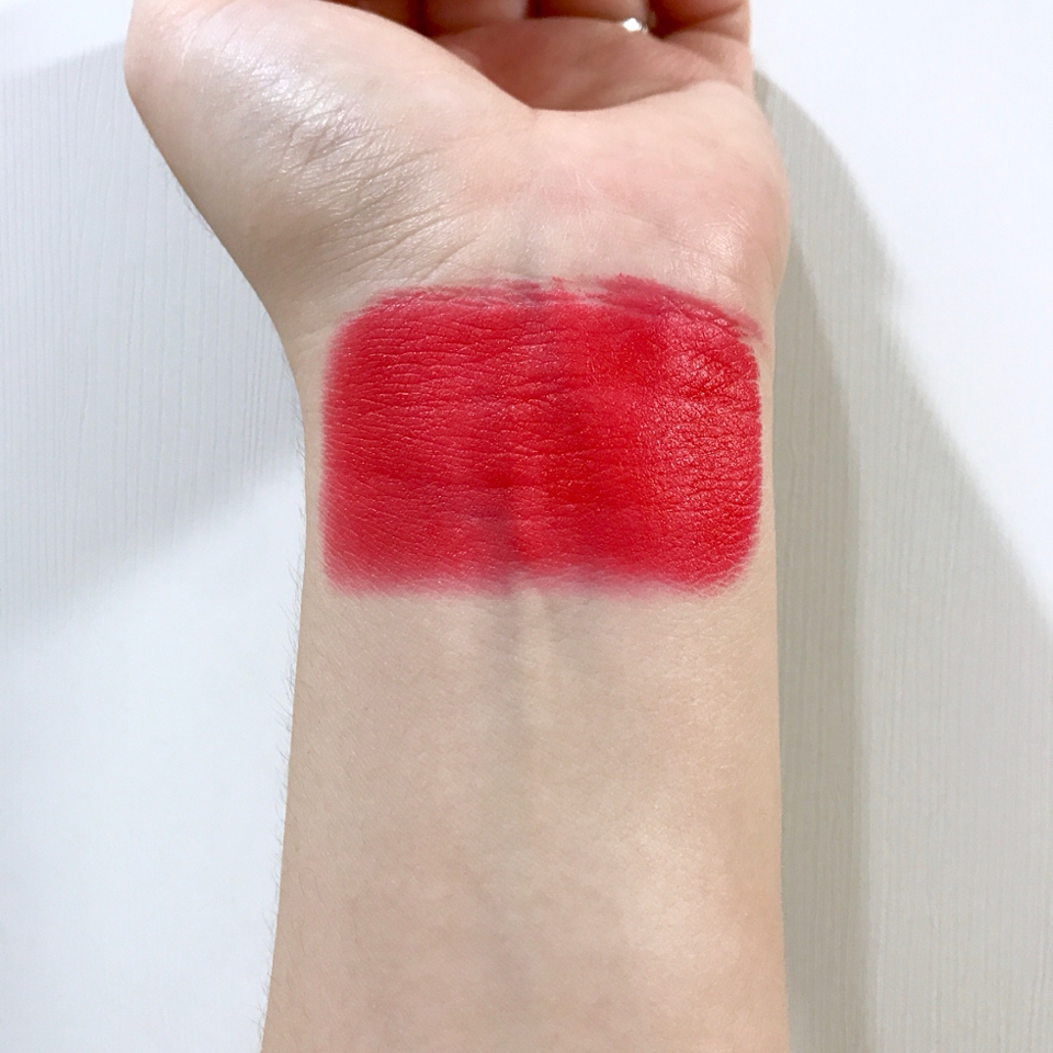 손목은 입술처럼 색이 없기 때문에 조금 더 빨갛게 발색이 되더라구요 ^_^