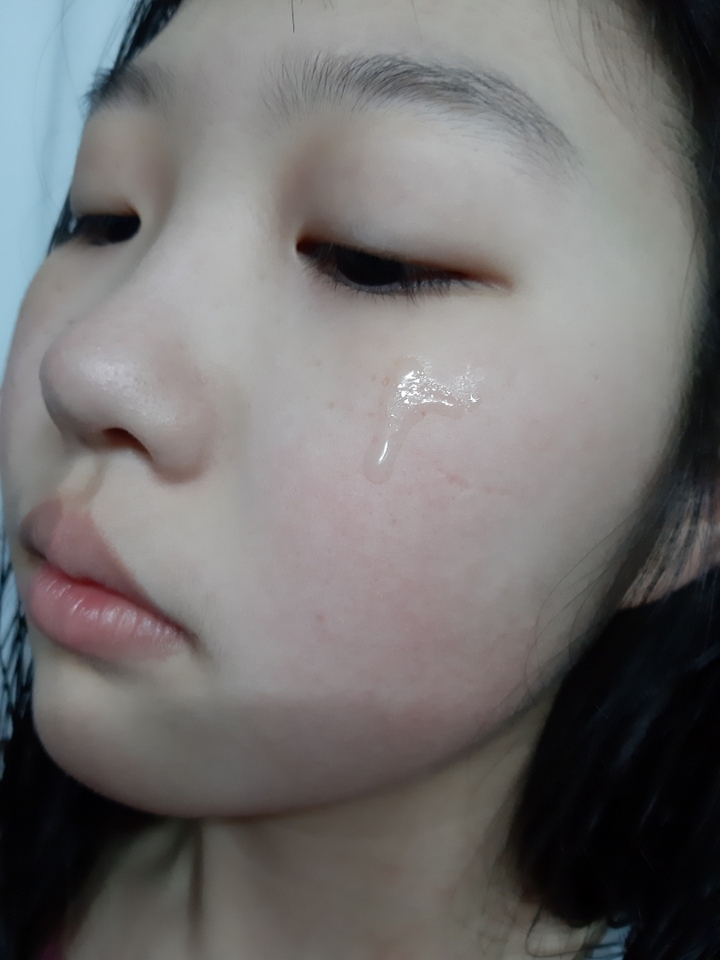 건성이 아니시라면 스포이드 한번 빨아들인 것도 많으실꺼에요 저는 양 볼에 소량 한방울씩 떨어뜨려서 전체에 바르구요 저 양이 실제로 사용하는 양이에요

제가 수부지인데 저거만 사용해도 크게 건조함을 느끼지 않아요 하지만 크림도 사용해주고 있구요 마무리가 산뜻하지는 않고 저정도 사용하면 뭐 발랐구나, 알 수 있는 정도의 쫀쫀함? 이에요