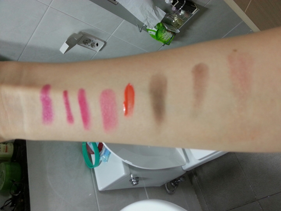 틴트, 립스틱, 섀도우 등의 색조화장품을 팔에 발랐어요!