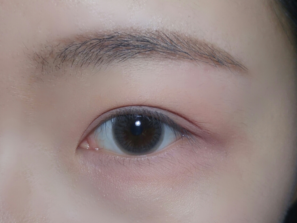 사진이 색을 잘 잡지 못하는데 딱 위에 눈감았을때 색상이에요!! 그래도 요 음영이 큰 역할을 합니다★