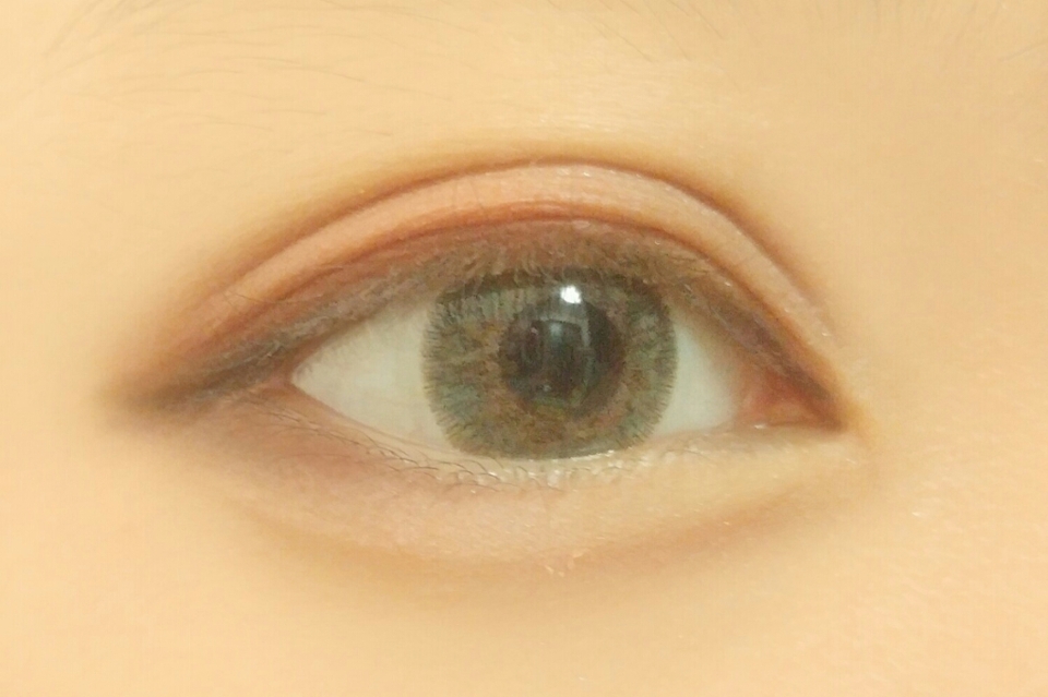 1)아이라인을 앞과끝만 아주살짝그은뒤 면봉으로 문질러줍니당
2)언더에는  1번방법처럼 아이라인을 그린뒤 면봉으로 문질러주구 거기에 벽돌색섀도우를 다시언져주었답니당