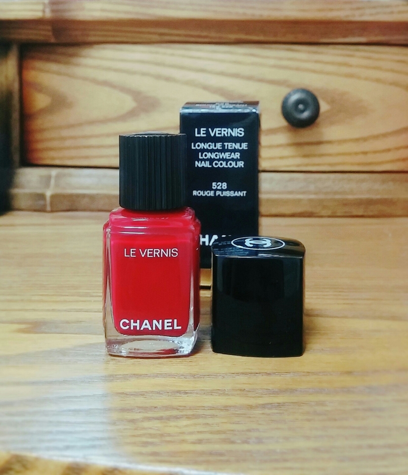 르 베르니는 이중캡이 있는데요, 
뿅 하고 뽑으면 이렇게 동그란 마개가 나옵니다.
이건 돌려서 열면 되지용😆