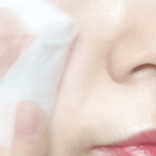 이것까지 해주면 진짜 제가 패드를 사용하는 마지막 단계에요... ㅎㅎ
패드 하나갖고 정말 장시간 스킨케어를 하는 것 같긴 하네요...ㅎㅎ 그래도 저의 수분 갈증을 채워주기 위해서는 어쩔 수 없어요ㅠㅠ 이 정도 시간 투자는 해줘야하는 현실....ㄸㄹㄹ

쨌든, 마지막은 스킨팩을 한 솜을 손가락 사이에 끼워서 가볍게 피부를 통통 쳐서 다시한번 솜이 수분을 피부에 뱉어낼 수 있게 해줍니다! 이렇게 몇번 해주면 패드를 사용하는 단계는 끄읕-!