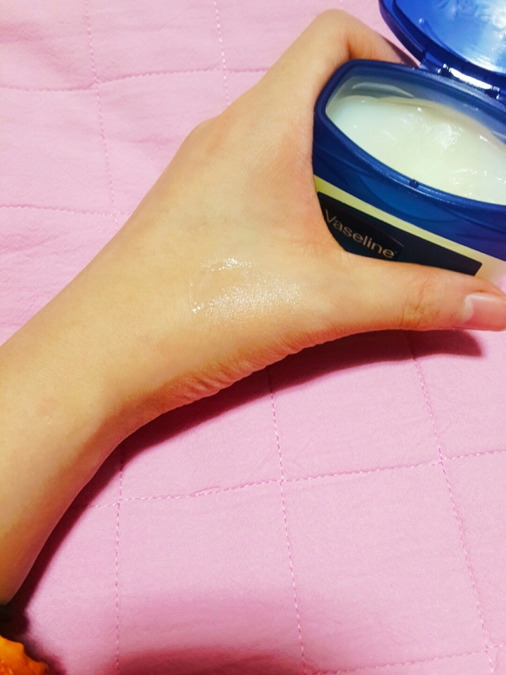 겨울철에는 특히 피부가 갈라지고 마르게 되요 .
이럴때 필요한건 바세린 !
적당량 덜어서 건조한 부위에 펴 발라주세요 🙆
그럼 금방 다시 촉촉한 피부로 리턴 ☆
