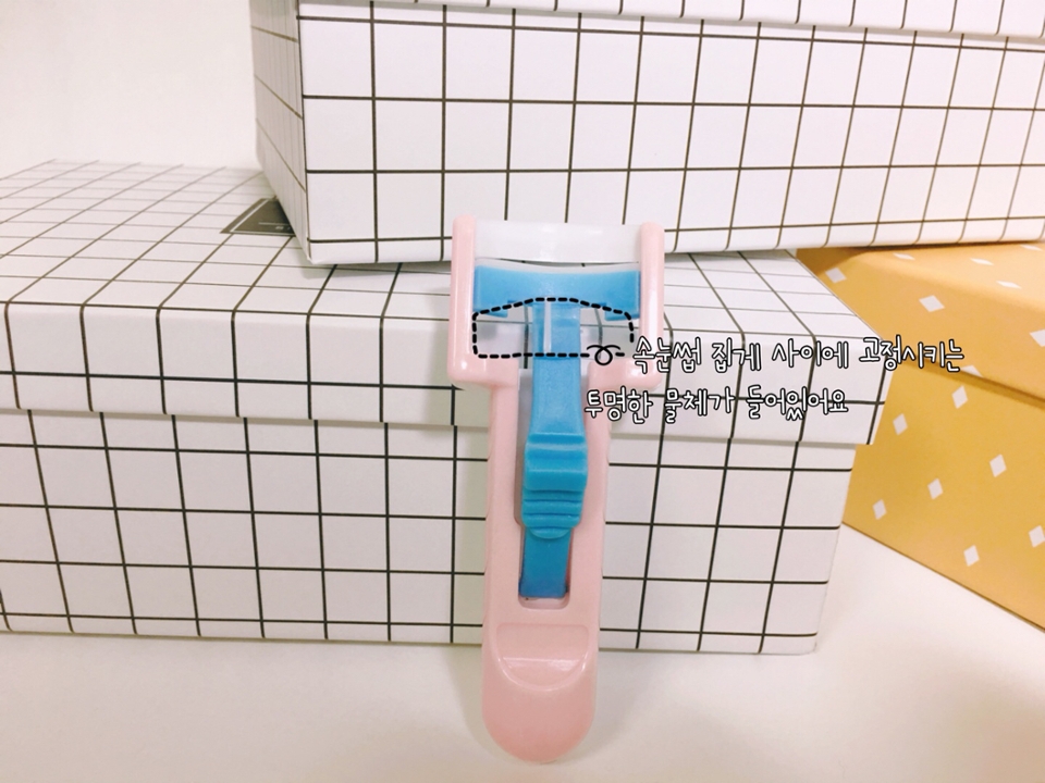 처음 끼워져있는 투명한 물체는 빼주시고 사용해주세요.