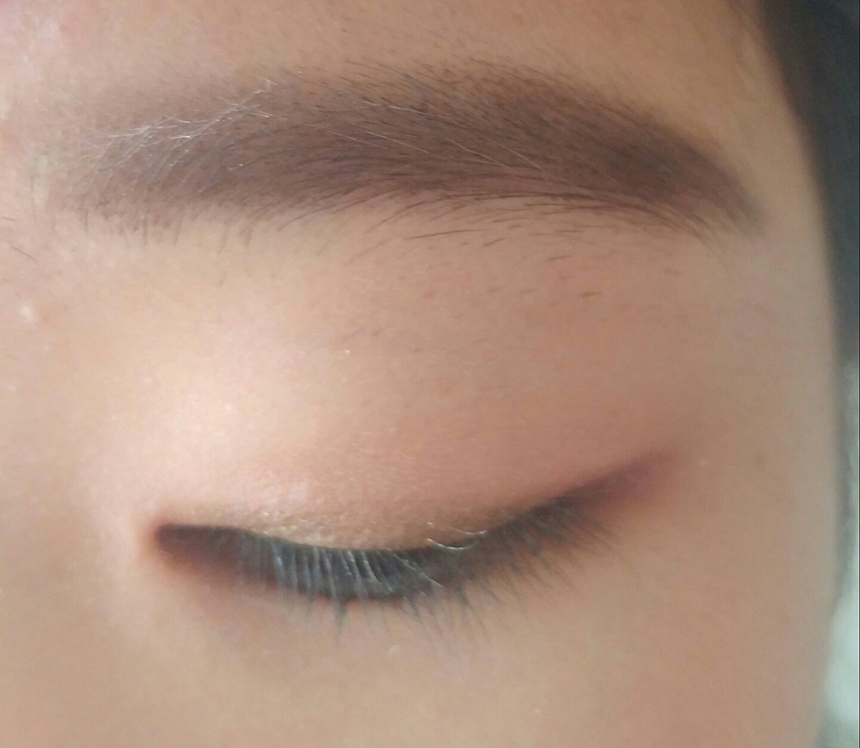 진한 갈색 섀도우를 쌍커풀 라인에 얹어주세요! (전 곧 쌍커풀을 만들꺼라 대충 얹어줄게요)

더페이스샵 - 컬러링 스틱섀도우 05 미키 선물받은 초콜릿 (6000)