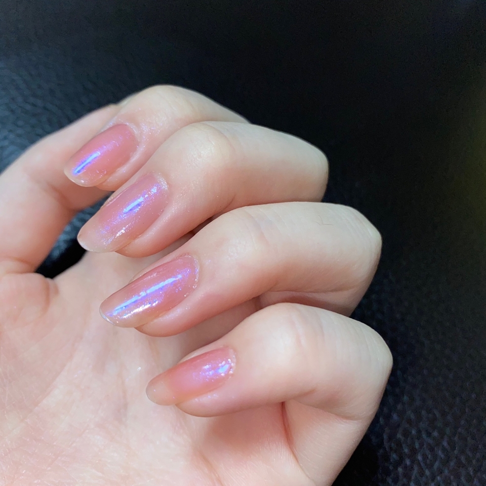이제 마지막으로 미러파우더 네일이에요! 미러파우더는 젤네일을 발라야 쓸 수 있었는데 제가 젤네일 만큼은 아니지만 일반 네일 위에도 꽤 예쁜 빛이 나오는 방법을 발견했어용 사진에서 사용한 파우더도 다이소 제품인데 푸른빛이 잘 올라왔죵???