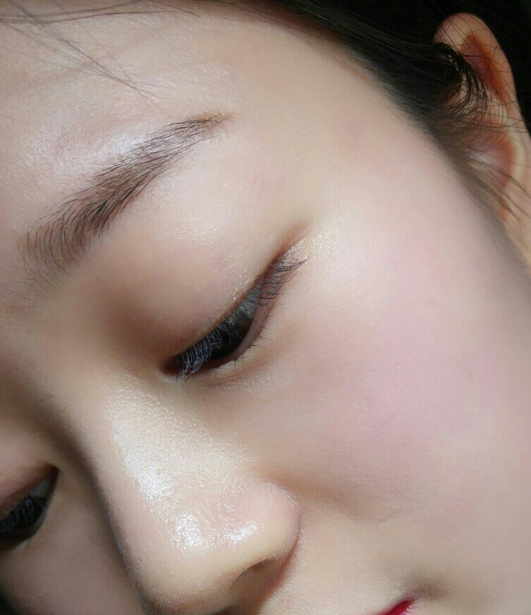 화장한지 오래되니 모공도 부각되고 베이스가 많이 무너져 내린 상태에요!