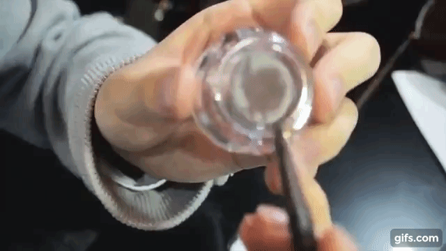 먼저 제일 큰 젤브로우의 장점이라 함은 가루날림이 없다는 부분이죠!

눈썹을 그릴때 애쓴 베이스메이크업 아이메이크업 위로
후두둑 검은 가루가 떨어질 일이 적다는 큰 장점입니다!