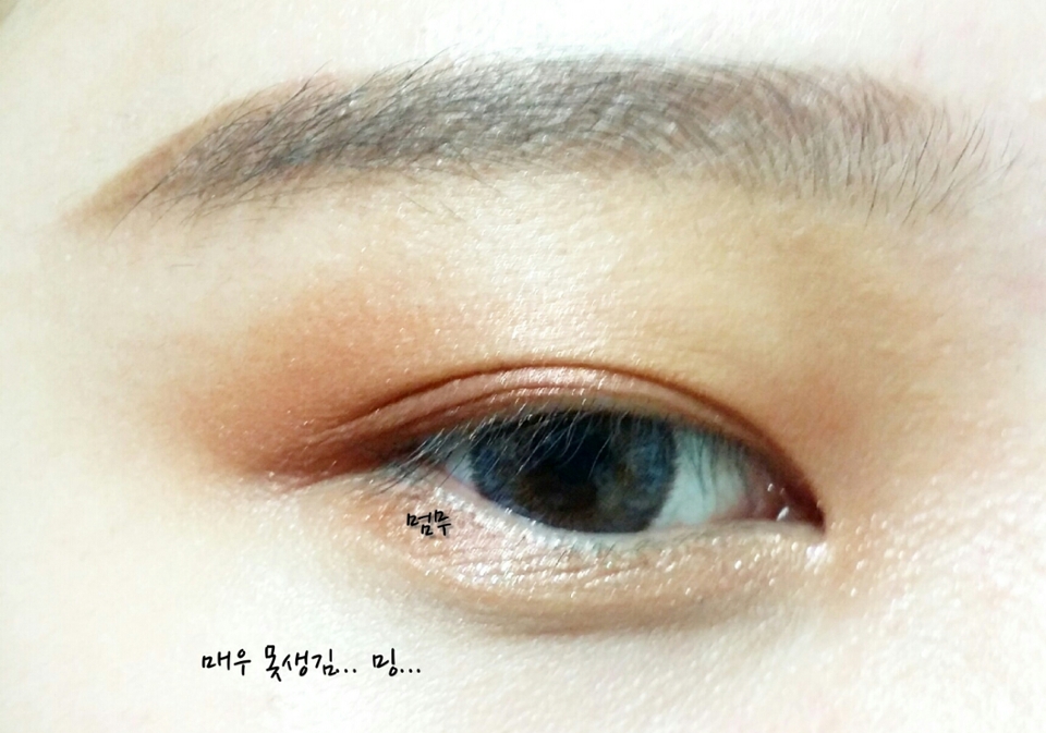 아리따움 매트포뮬라 아이브로우 펜슬 No.6 흑갈색

살짝 웃은 상태에서 눈 밑에 애굣살을 그려줍니다