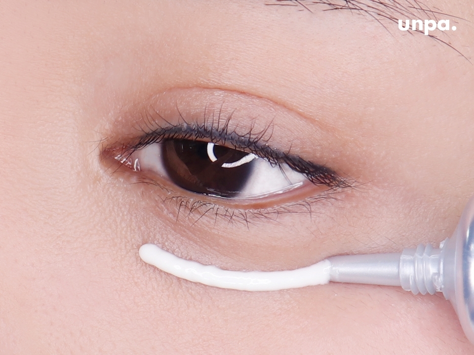 아이 크림 사용 후 비립종만 늘어서 고민이라면 더더욱 주목!
에디터도 눈가가 엄청 예민해서 아이크림 잘못 쓰면
오돌토돌 비립종 폭발이라 제품 선택에 신중한 편인데,
이 제품은 저자극 성분으로 민감 피부도 문제없이 쓸 수 있어
