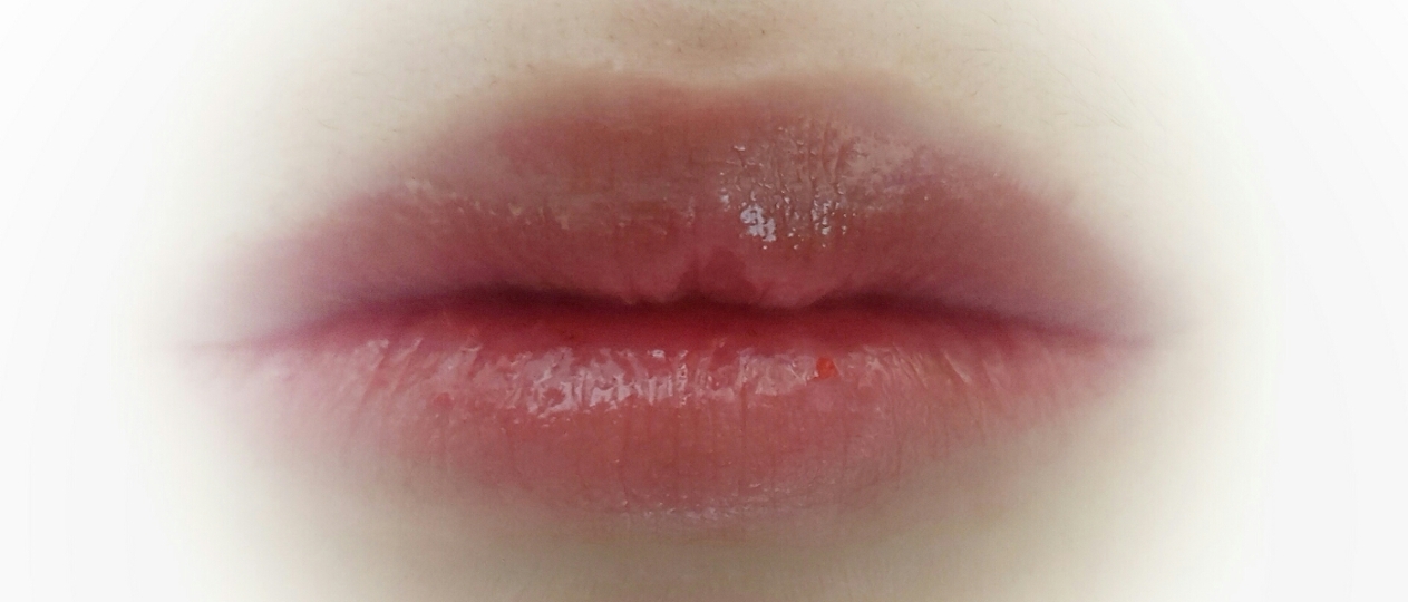 조명을 안비춰서..칙칙하긴 하지만 ㅠㅠ
입술에 바르면 분홍빛으로 보여요.
그래서 그런지 착색이 핫핑크색상..