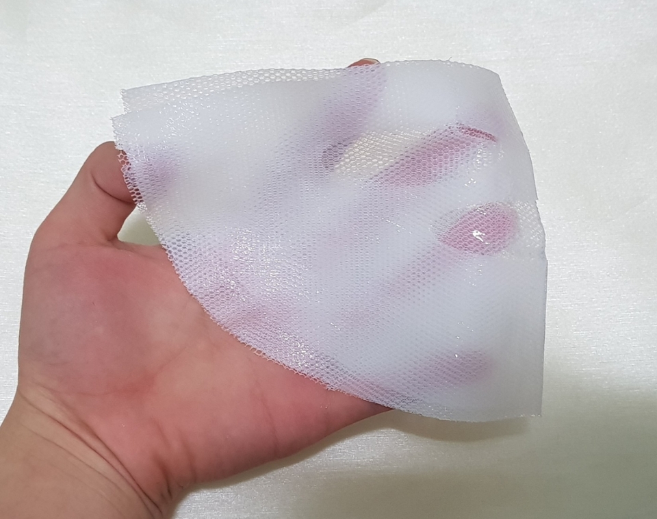 처음에꺼내면 이렇게 망으로 둘러쌓여있어요!
한쪽면을 떼어주고 그담에 피부에 부착후 나머지 한쪽면을 떼어주면 됩니다!