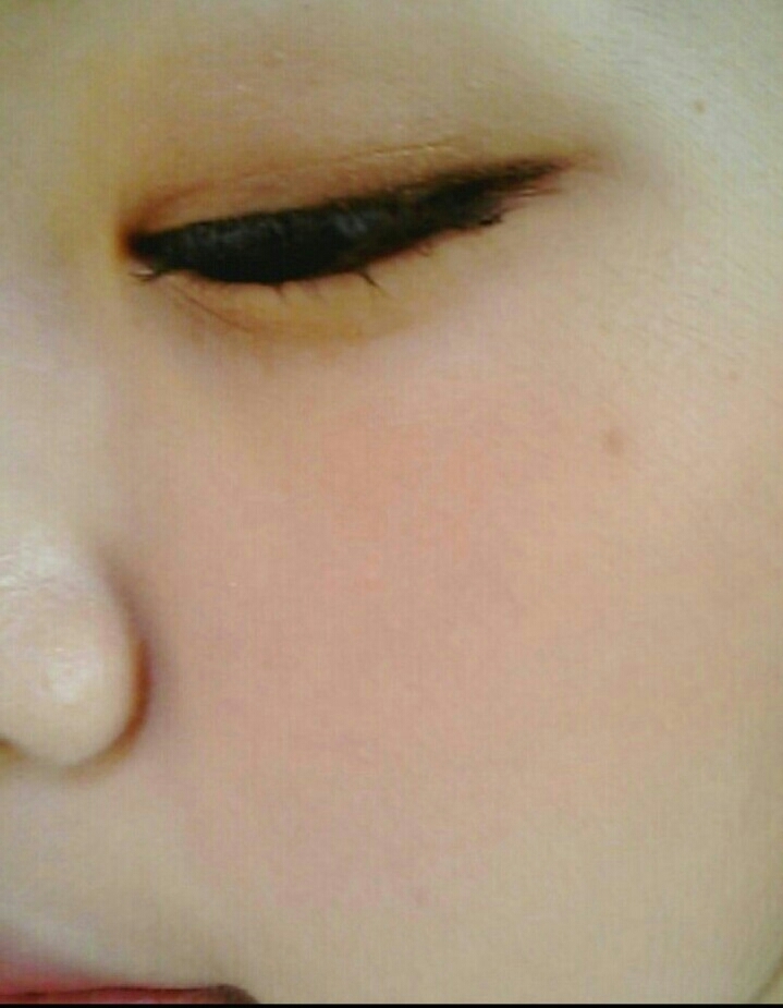 블러셔는 더샘 블러셔 네이키드 색상인데 이게 아주 여리여리한게 볼따구가 이뻐져여! 아 물론 저 말고 색깔이